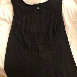 black lululemon tank top